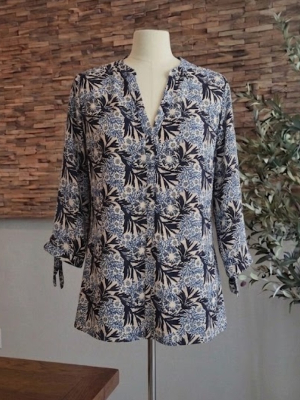 Split-Neck Floral Tunic Top in Blue & White